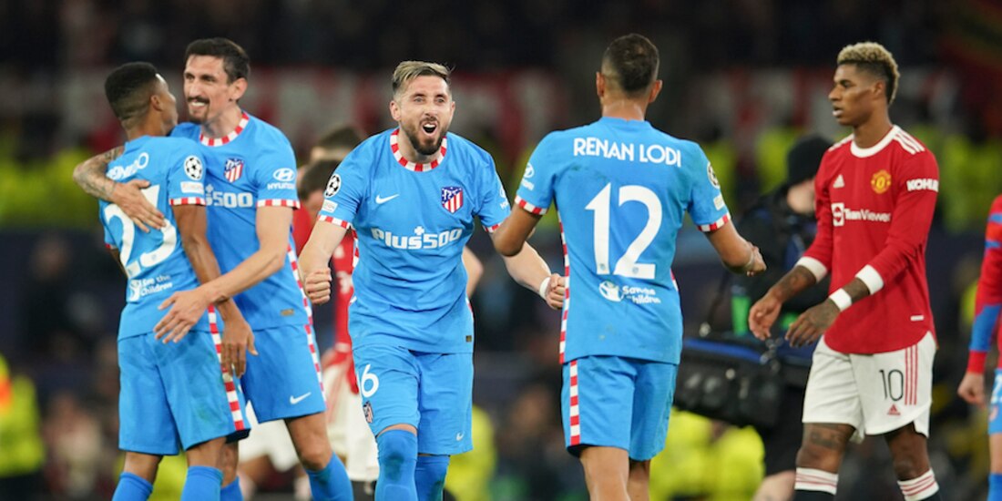 Héctor Herrera festeja con sus compañeros, ayer.