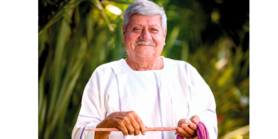 MAURO HABACUC mostrando su trabajo de teñido con caracol púrpura.