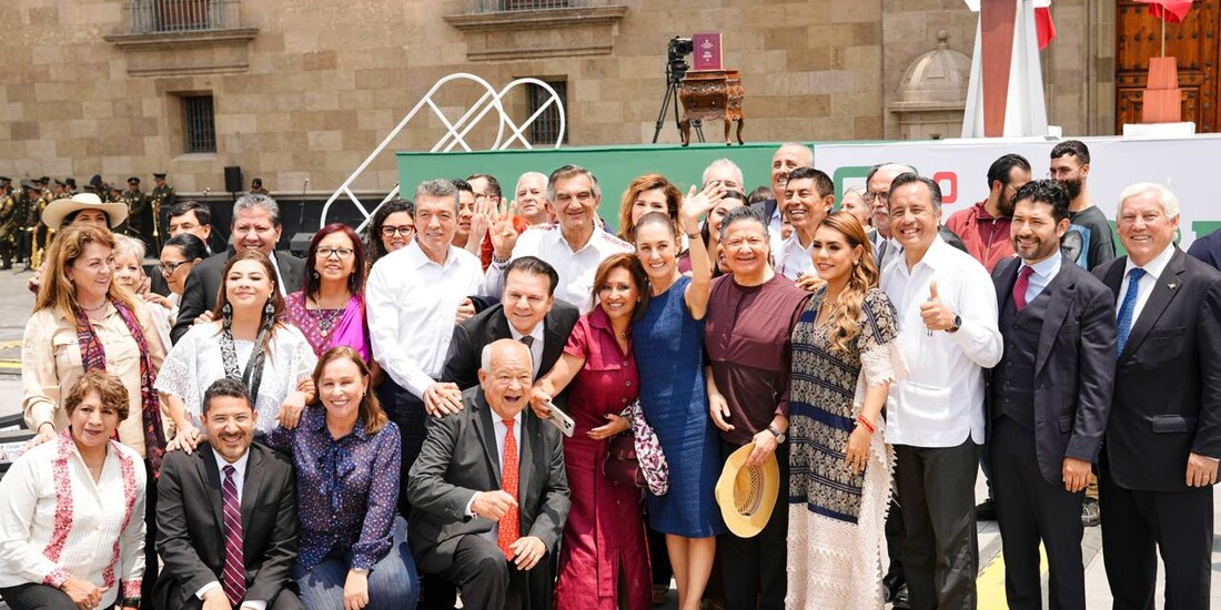 La gobernadora Evelyn Salgado Pineda posa junto a otras mandatarias y mandatarios estatales tras el informe de AMLO.