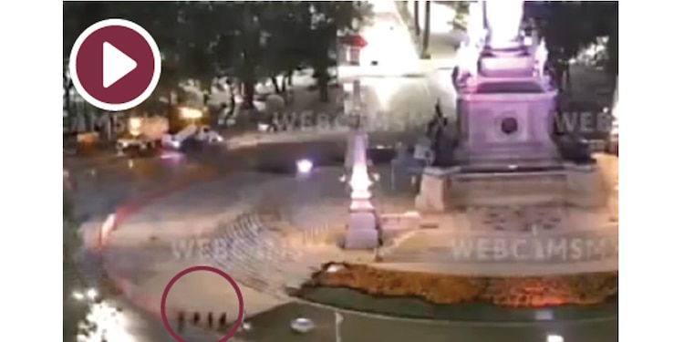 01:42 HORAS. Cuatro sujetos arriban al
Ángel de la Independencia.