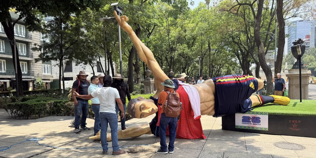 Integrantes de la CNTE derriban esculturas monumentales del Mundial sobre Paseo de la Reforma.