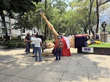 Integrantes de la CNTE derriban esculturas monumentales del Mundial sobre Paseo de la Reforma.
