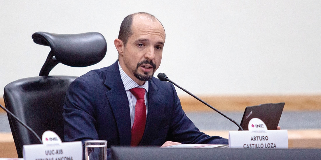 El integrante del Consejo General, en sesión, el 26 de febrero pasado