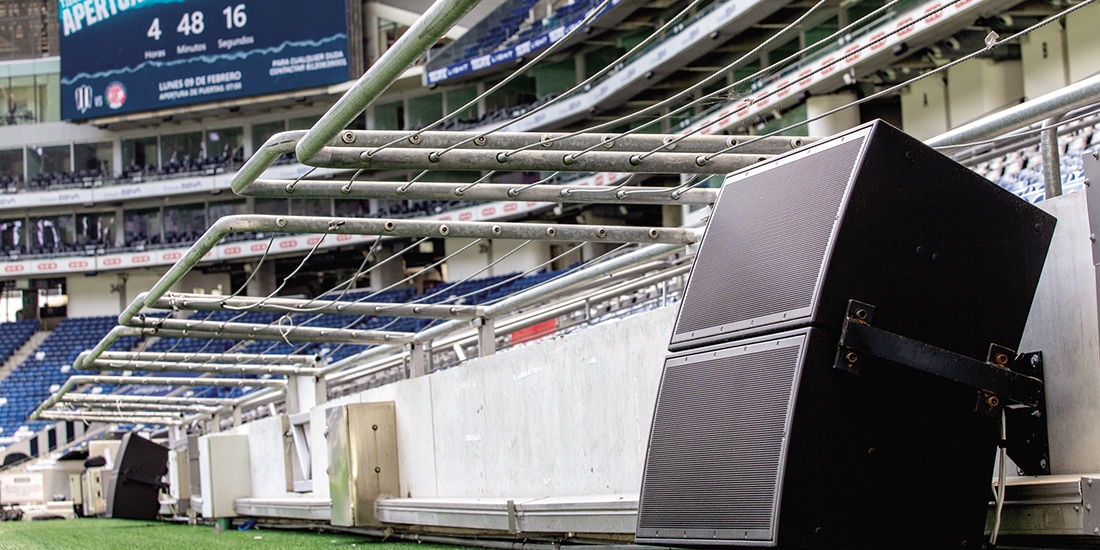 LOS ALTAVOCES instalados en la cancha de Nuevo León durante el certamen.