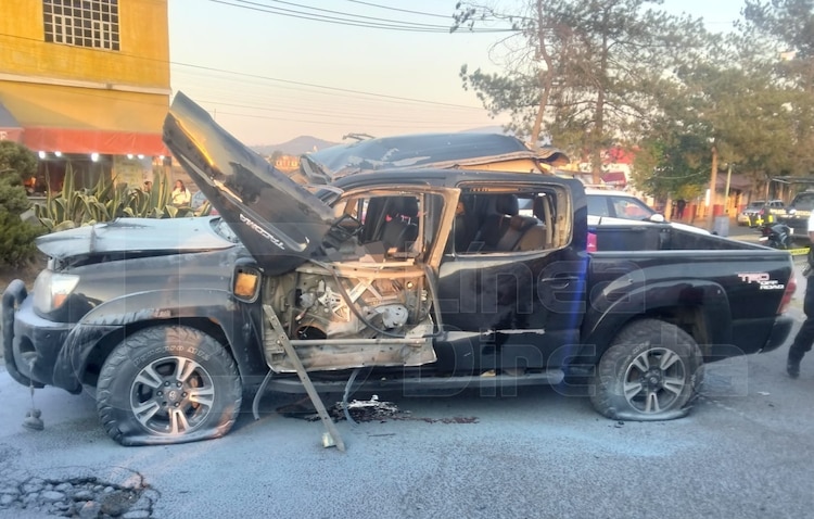 Así quedó la camioneta que explotó sobre la carretera México-Pachuca.