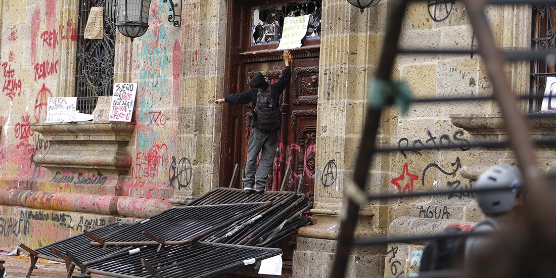 UNA PERSONA realiza destrozos en el Palacio de Gobierno de Gua- dalajara, ayer