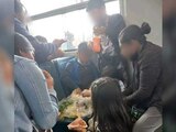 La imagen de la familia que sin tapujos disfrutó un "taco placero" en un vagón del Metro