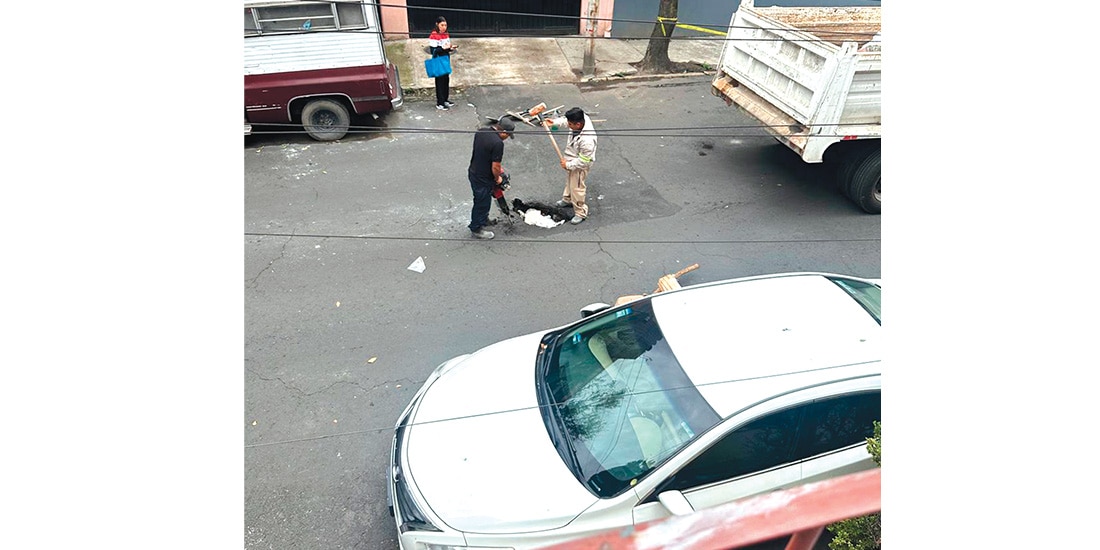 Trabajadores de la alcaldía trabajan desde la mañana de ayer en la reparación de la oquedad reportada.
