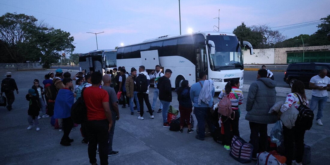 Autobuses encargados de transportar a migrantes en una foto de archivo