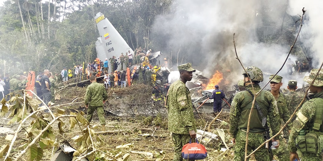 Miembros del Ejército en el lugar del accidente en Putumayo, ayer.