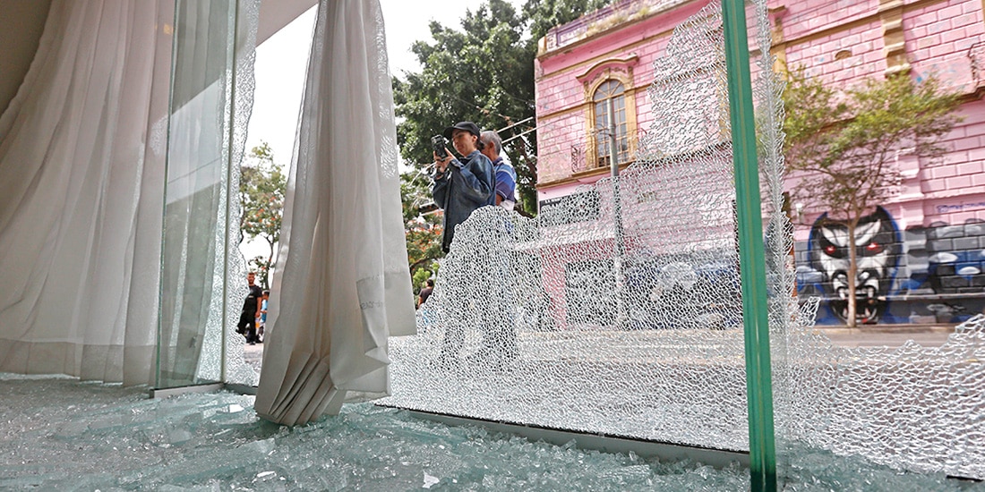 EN LA PROTESTA, los agresores se fueron contra establecimientos.