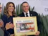 Directivos y trabajadores celebran 57 años de servicio del Metro con una emisión especial que circulará en todo el país.