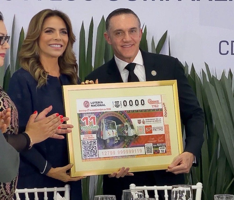 Directivos y trabajadores celebran 57 años de servicio del Metro con una emisión especial que circulará en todo el país.