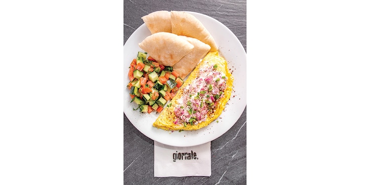 Omelette Zatar. Jocoque, cebolla morada, chile serrano, aceite de oliva y zatar. Con pan pita artesanal a un lado. Dos huevos.