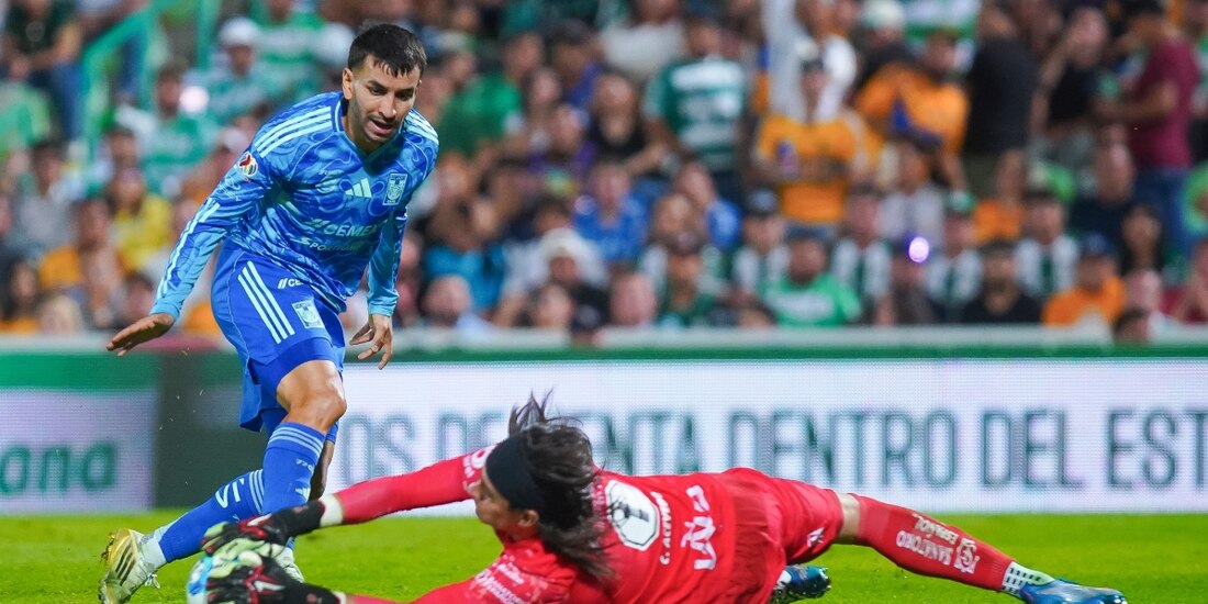 Una acción del Tigres vs Santos de la Liga MX