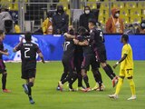 Futbolistas del Tri festejan el primer gol de la noche anotado por Alexis Vega, ayer en el Azteca.