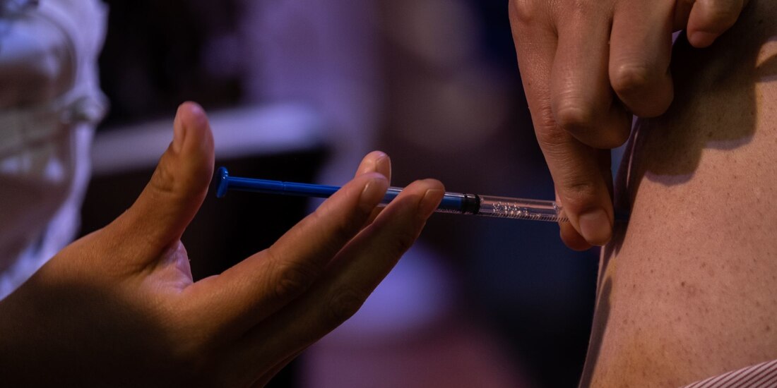 Aplicación de la vacuna contra COVID-19.