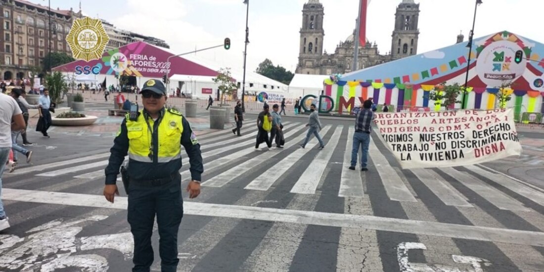 Manifestantes de colectivos de artesanos bloquean paso al Zócalo capitalino.