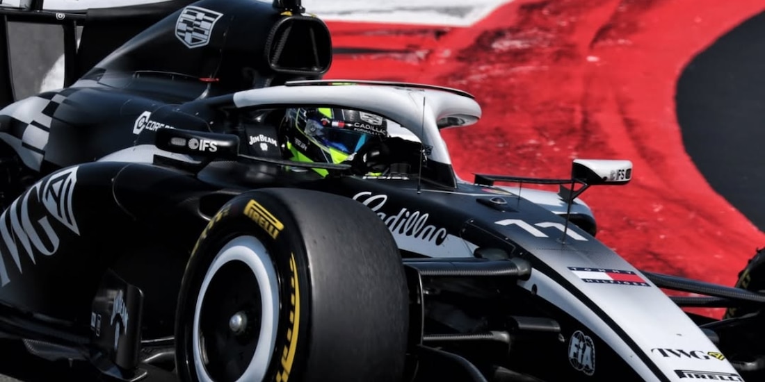 Checo Pérez en una carrera de F1 en 2026 con Cadillac