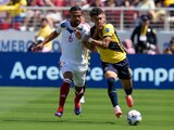 El venezolano Yangel Herrera y el ecuatoriano Jeremy Sarmiento pelean por el esférico en el duelo entre sus respectivas selecciones en la Copa América 2024.