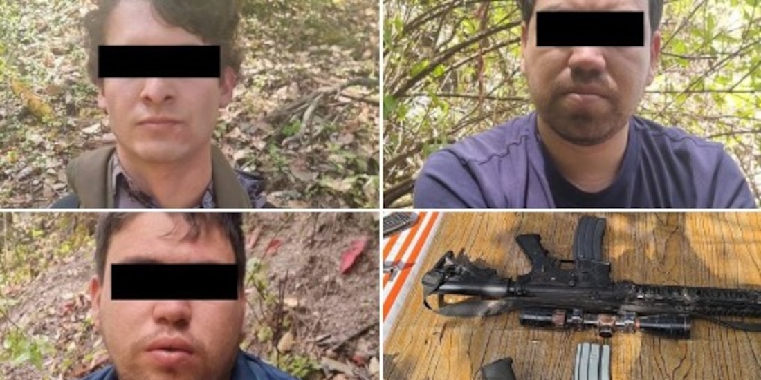 Parte de los detenidos y arma decomisada.