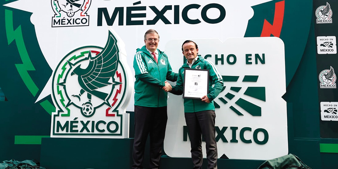 Marcelo Ebrard (izq.) y Mikel Arriola en la sede de la FMF en Toluca, ayer.