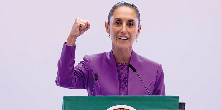 LA JEFA del Ejecutivo, ayer, en la presentación de avances.