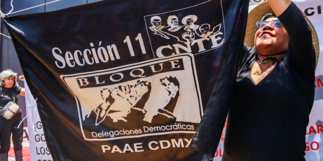 Maestros de la CNTE, ayer, a su salida de una reunión en la SEP.