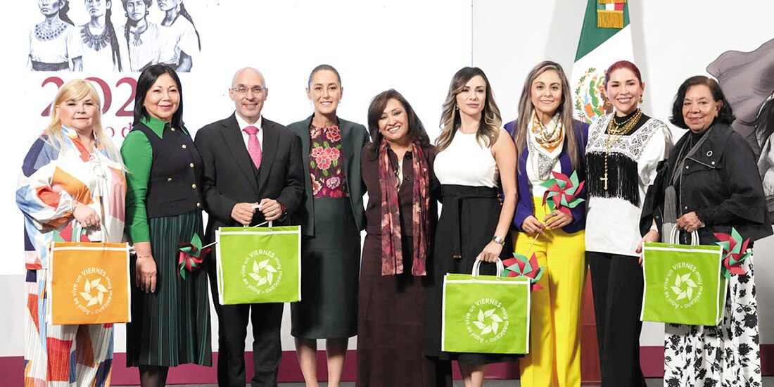 La Presidenta Claudia Sheinbaum (4.a de izq. a der.) y la gobernadora de Tlaxcala, Lorena Cuéllar (5.a de izq. a der.), ayer, en conferencia de prensa.
