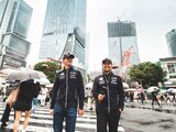 Max Verstappen y Checo Pérez mostraron sus dotes para el futbol en Japón, sede del próximo Gran Premio de F1.