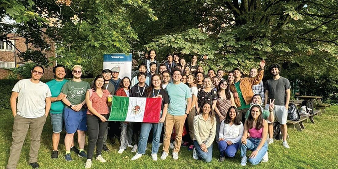 ESTUDIANTES becados por el Politécnico, en foto de archivo.