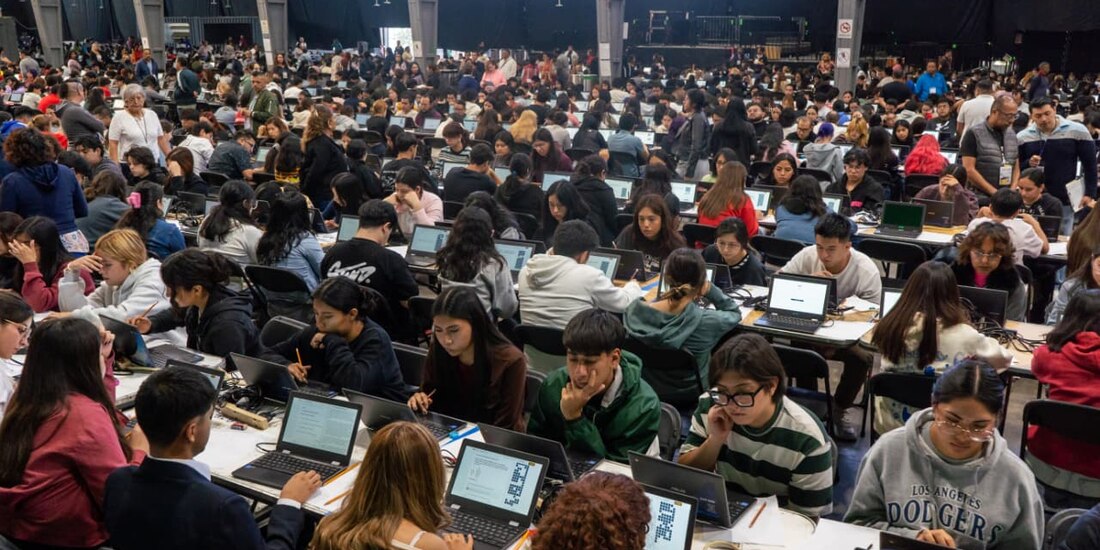 Miles de estudiantes se presentaron al examen de control de la UNAM en el Palacio de los Deportes.