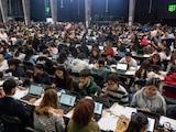 Miles de estudiantes se presentaron al examen de control de la UNAM en el Palacio de los Deportes.