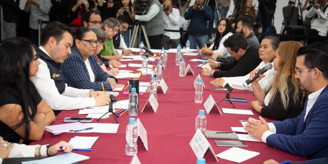 La titular de Segob, Rosa Icela Rodríguez, el 11 de abril, en reunión con buscadoras.