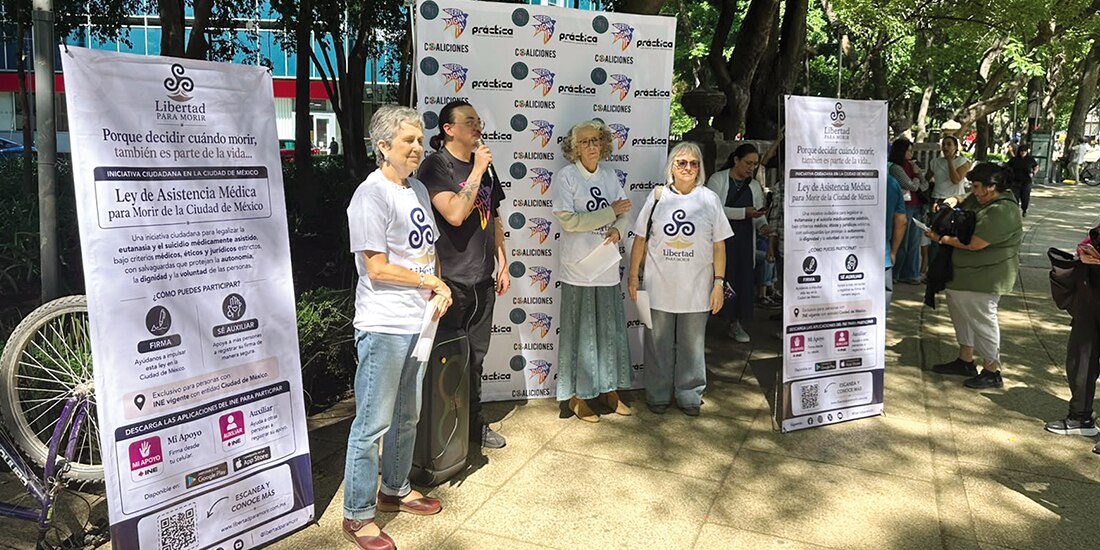 Integrantes de Libertad para morir, en conferencia en Paseo de la Reforma, ayer.