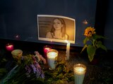 Velas y flores rodean una imagen de Debanhi Escobar durante una manifestación