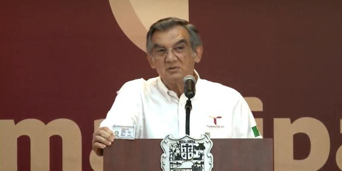 Américo Villarreal muestra su visa ante la audiencia.