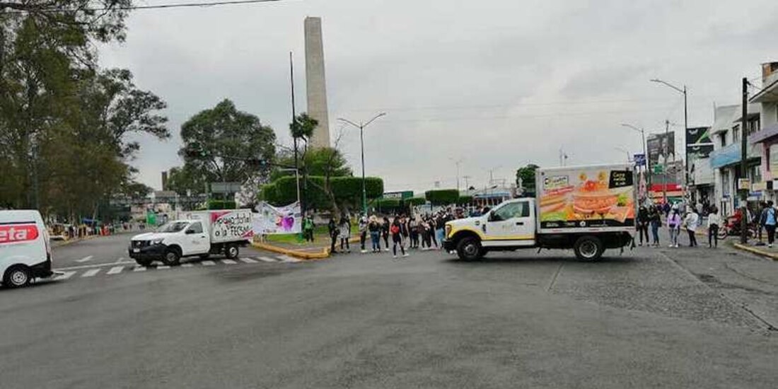 Normalistas retienen autos y bloquean calles en Morelia; piden liberar a sus compañeros