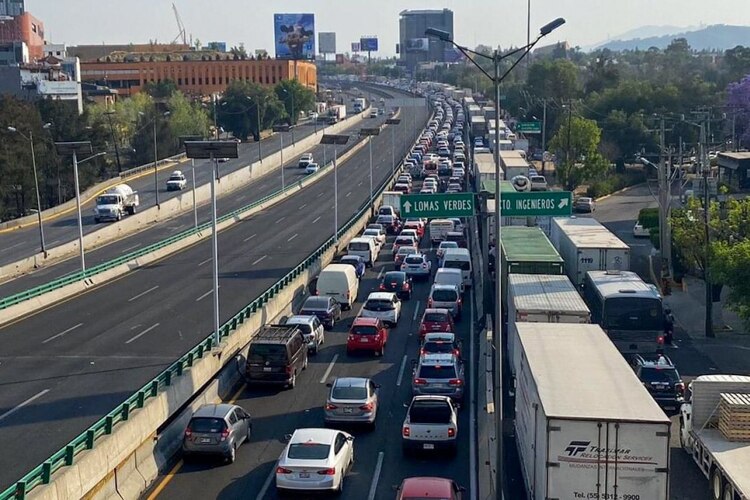 Familiares y amigos del joven Hugo, quien fue asesinado el fin de semana en una fiesta en el municipio de Jilotzingo, bloquearon en ambos sentidos los carriles de Periférico Norte a la altura de Parque Naucalli exigiendo justicia