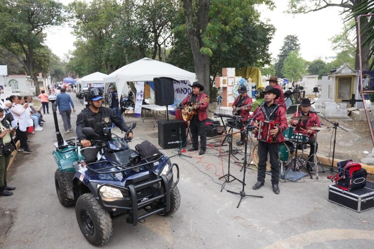 La alcaldía Miguel Hidalgo implementa operativo especial en camposantos por el Día de las Madres.