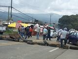 Por riña habitantes de Tlalpan cierran la carretera México-Cuernavaca.