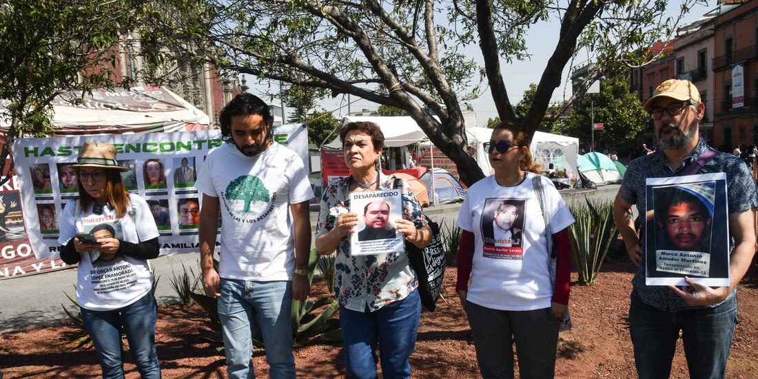 El pasado sábado, familiares de desaparecidos realizaron una protesta pacífica luego de que un día antes fueran retirados cuatro memoriales instalados frente a Palacio Nacional.