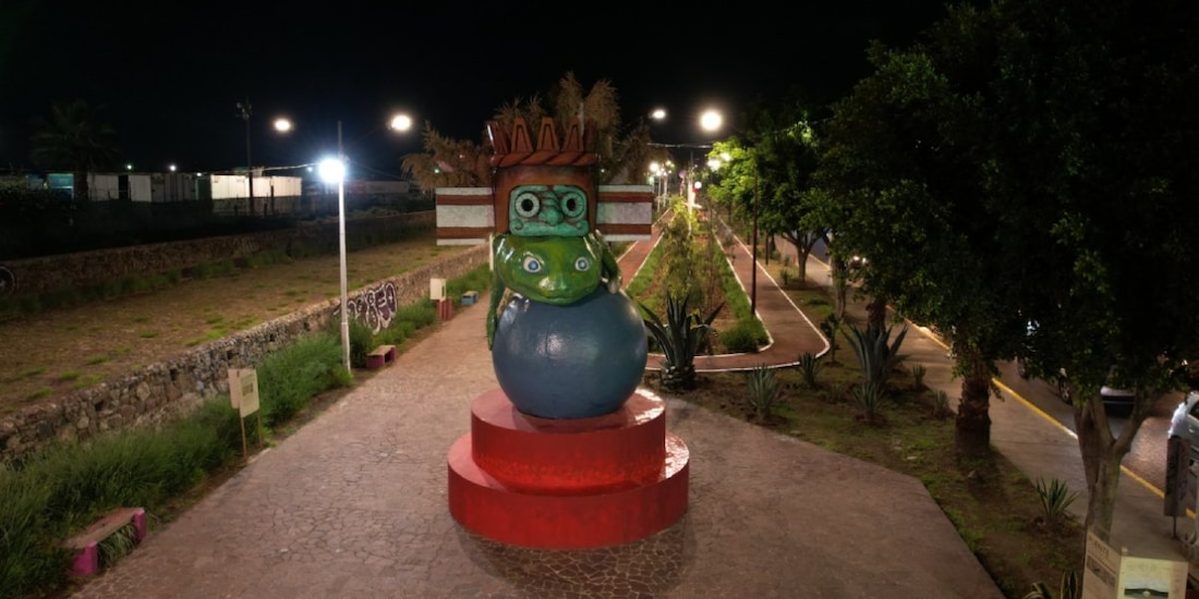 El Paseo Cultural incluye nueve esculturas monumentales de cartonería alusivas al Mundial de Futbol elaboradas por artistas locales.