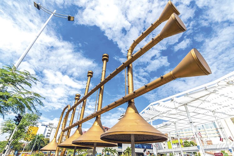 La Plazoleta Jairo Varela destaca por su escultura monumental de trompeta.