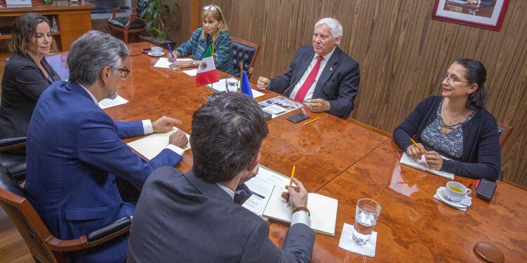 El secretario de Agricultura, Víctor Villalobos, y el embajador de Francia en México, Jean-Pierre Asvazadourian, acordaron estrechar la cooperación técnico-científica en materia agroalimentaria.