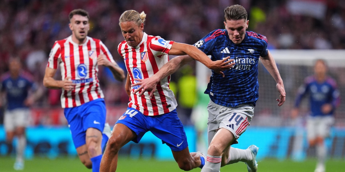 Marcos Llorente y Viktor Gyökeres disputan un balón durante el partido.