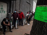 Familiares de pacientes con coronavirua hacen fila para rellenar sus cilindros, en la colonia Escandón, en la alcaldía Miguel Hidalgo, el domingo pasado.