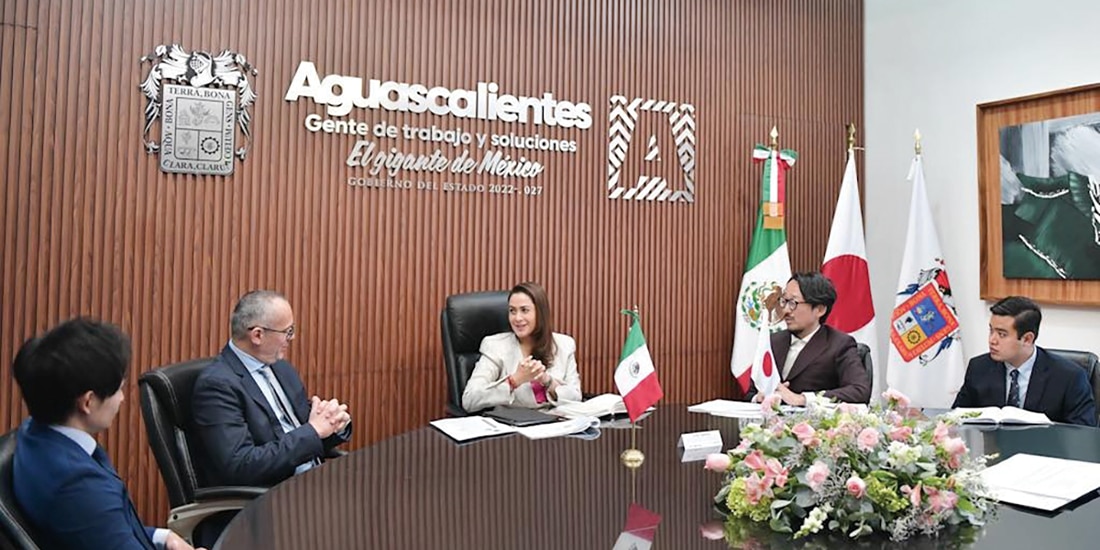 TERE JIMÉNEZ, ayer, en una reunión con representantes de Jica en México.