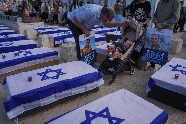Manifestantes en contra del acuerdo mediado en Doha simbolizan con ataúdes el riesgo que enfrenta la población israelí por negociar con el grupo terrorista que perpetró la masacre.