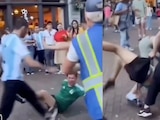 Decenas de personas observaron la pelea mientras solo un hombre intentó intervenir.